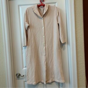 Cabernet Pink Button Up Robe Sz M Long Sleeve Shawl Collar Ruffle Comfortable